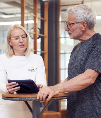 Optimum Trainerin berät Kunden im Studio Optimum Trainerin berät Kunden in individuellem Gespräch