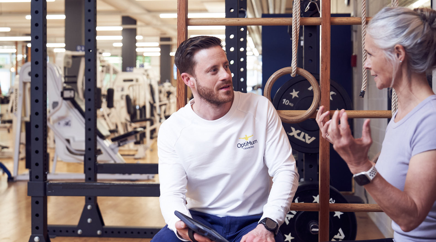 Optimum Beratungsgespräch Trainer und Kundin Optimum Trainer im Beratungsgespräch mit Kundin