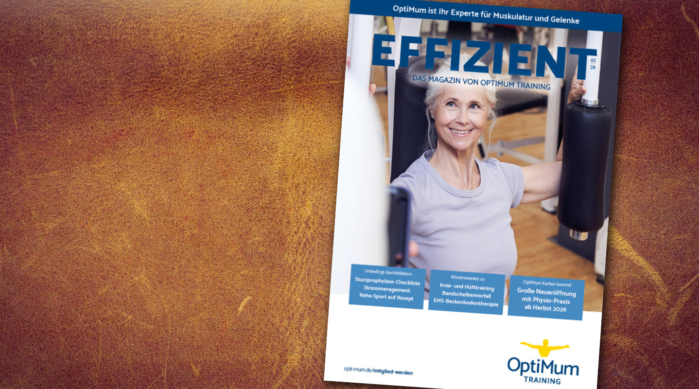 OptiMum Magazin "Effizient 02-2026" liegt auf braunem Leder